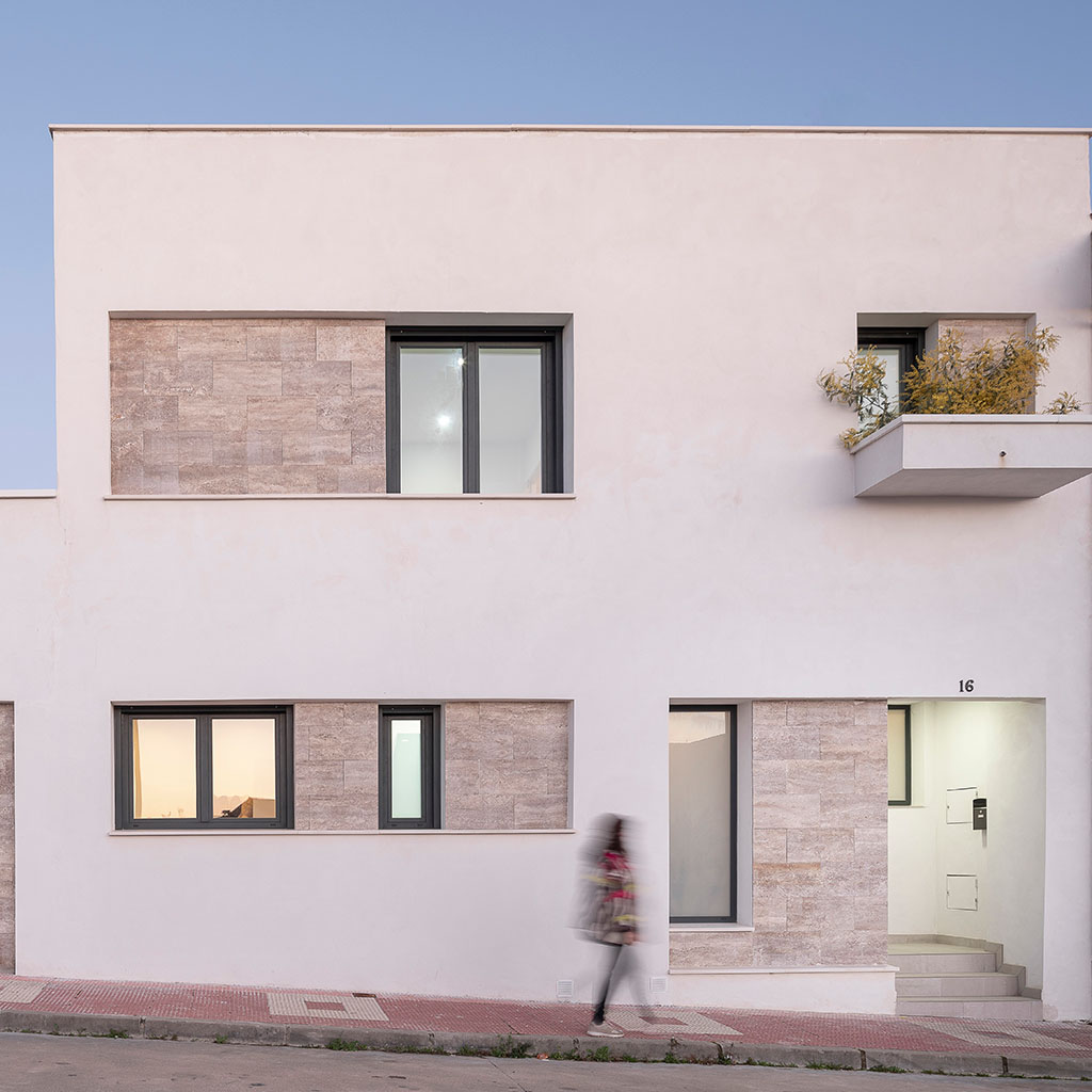 Proyecto de vivienda que se caracteriza por sus espacios abiertos, grandes ventanales y un diseño pensado para maximizar la luz natural en todos sus ambientes.