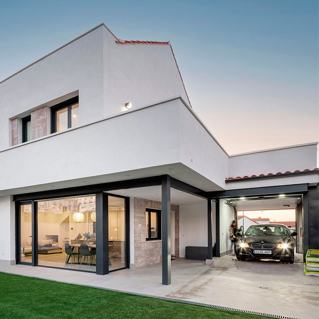 Vivienda diseñada para maximizar la entrada de luz natural, creando espacios habitables cálidos y acogedores.