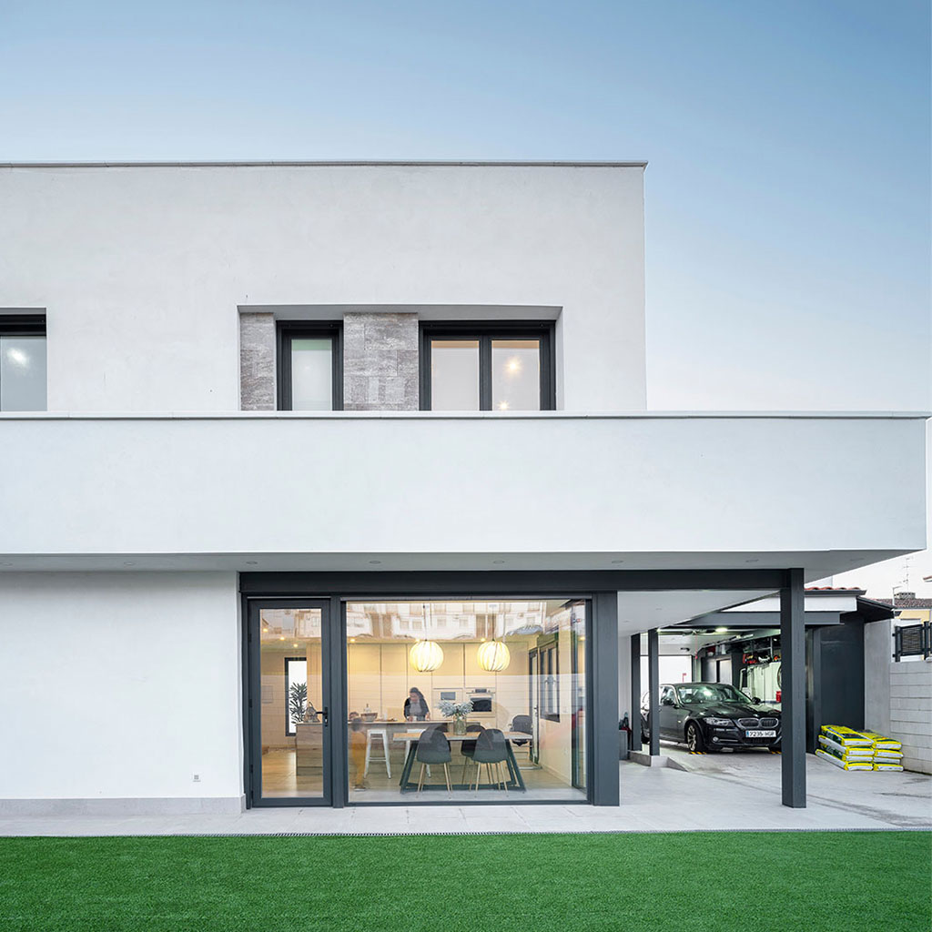 Vivienda diseñada para maximizar la entrada de luz natural, creando espacios habitables cálidos y acogedores.