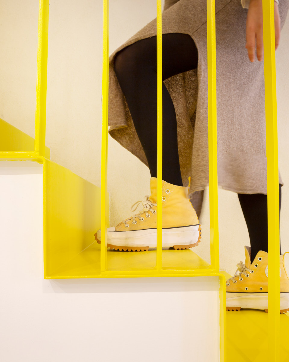 Escalera Amarilla con Diseño Elegante y Moderno Rodapiéss