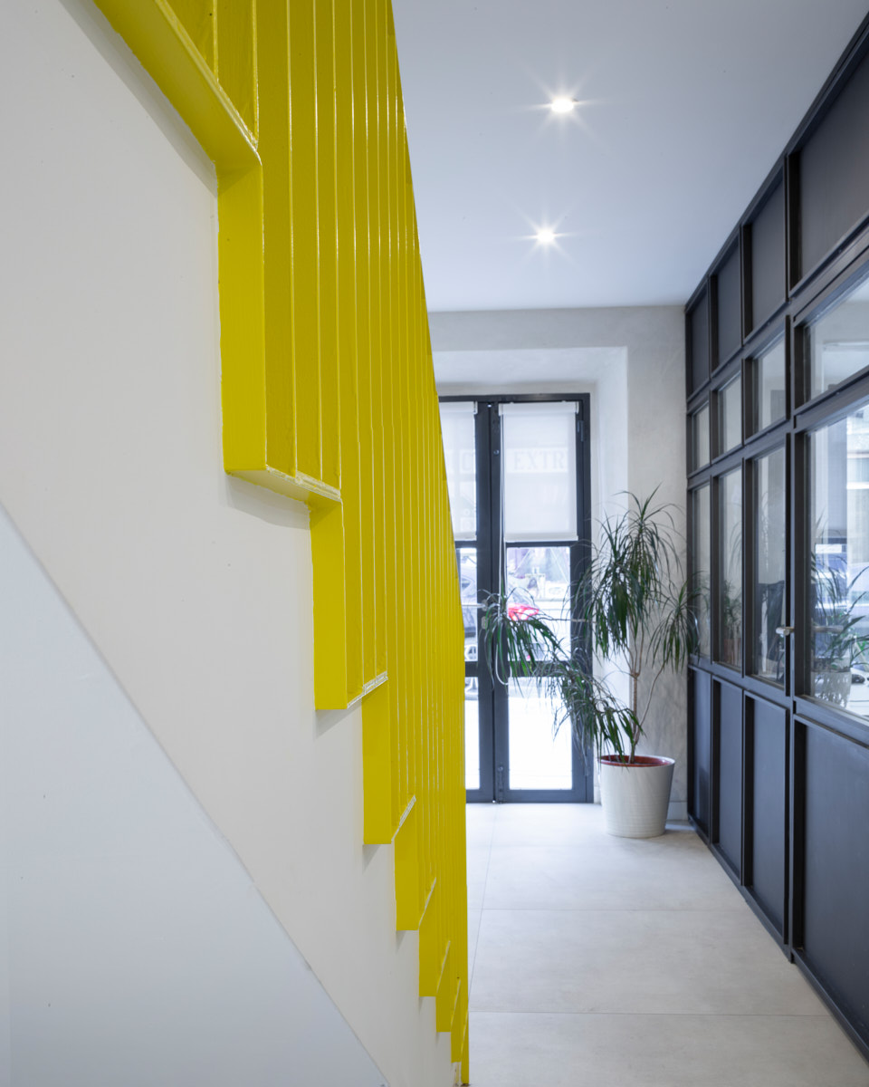 Escalera Amarilla con Diseño Elegante y Moderno La Vera Cáceres Nuba Arquitectura