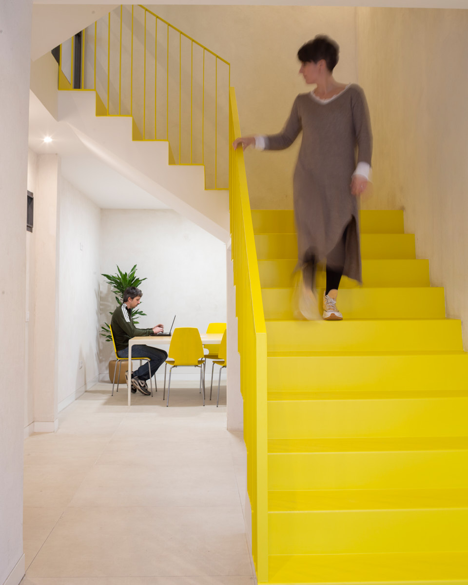Escalera Amarilla con Diseño Elegante y Moderno La Vera Cáceres Nuba Arquitectura