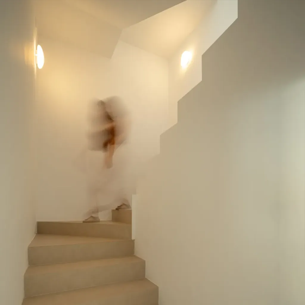Escaleras interiores vivienda en La Comarca de la Vera, proyecto de Nuba Arquitectura