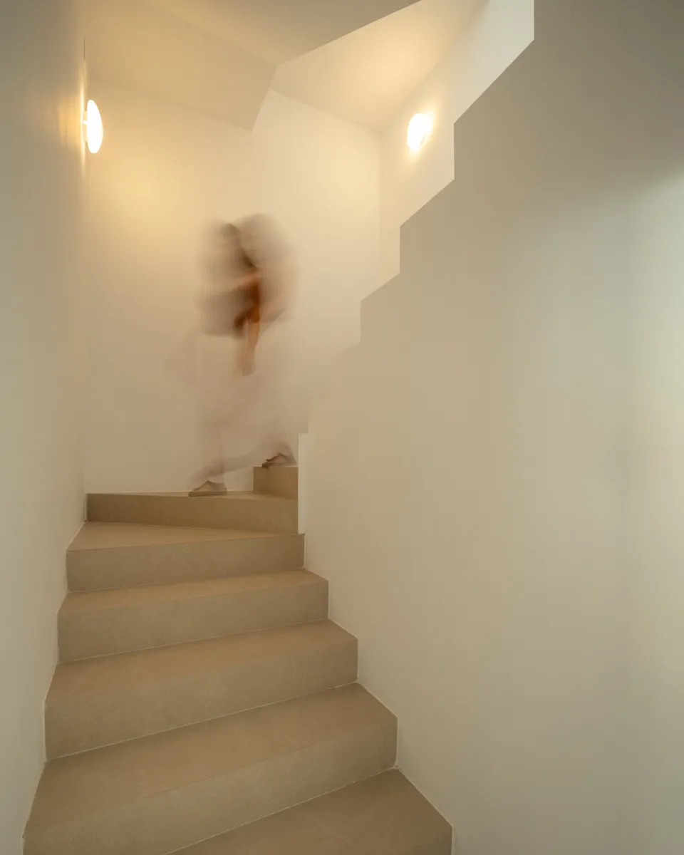 Escaleras interiores en vivienda en La Comarca de la Vera, proyecto de Nuba Arquitectura