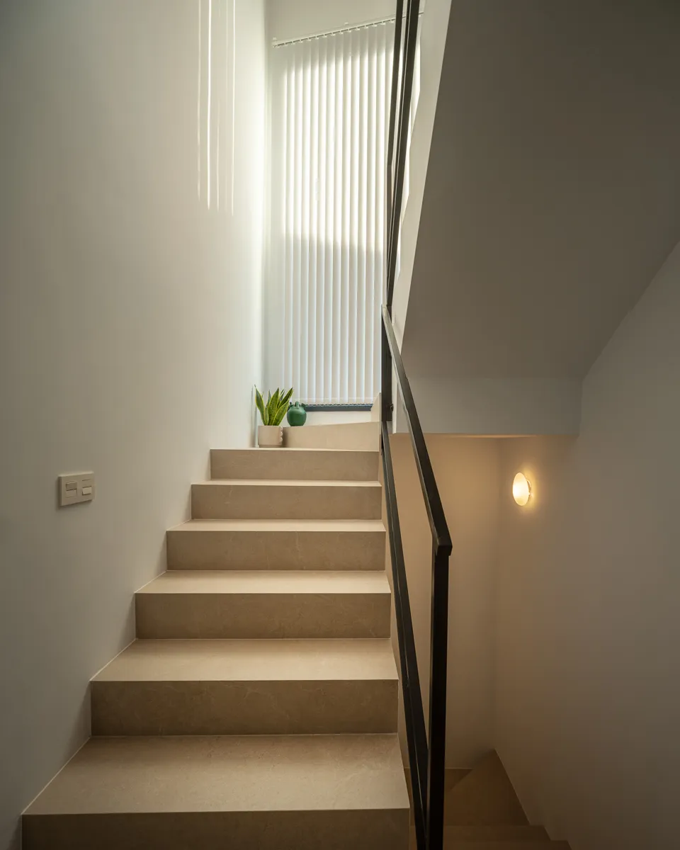 Escaleras interiores en vivienda en La vera, proyecto de Nuba Arquitectura