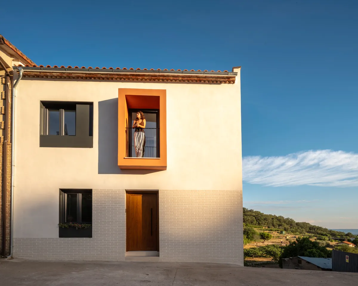 Fachada principal de la vivienda al atardecer en La vera, proyecto de Nuba Arquitectura