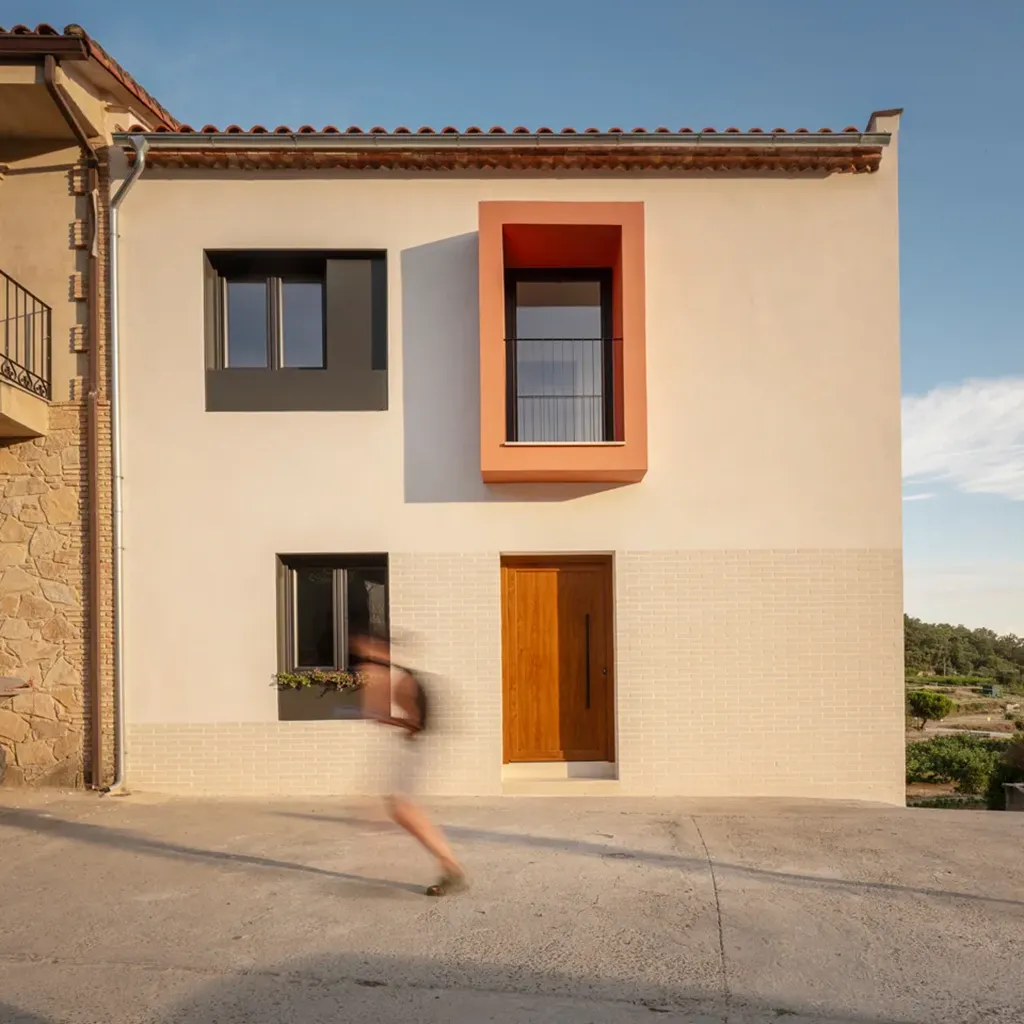 Fachada principal de la vivienda en La vera, proyecto de Nuba Arquitectura
