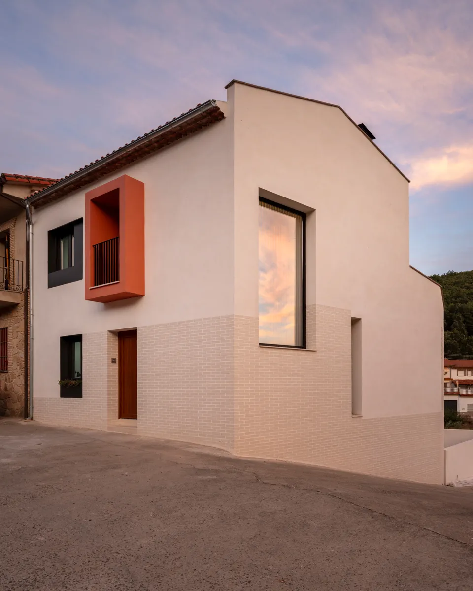 Fachada principal y lateral de la vivienda en La vera, proyecto de Nuba Arquitectura