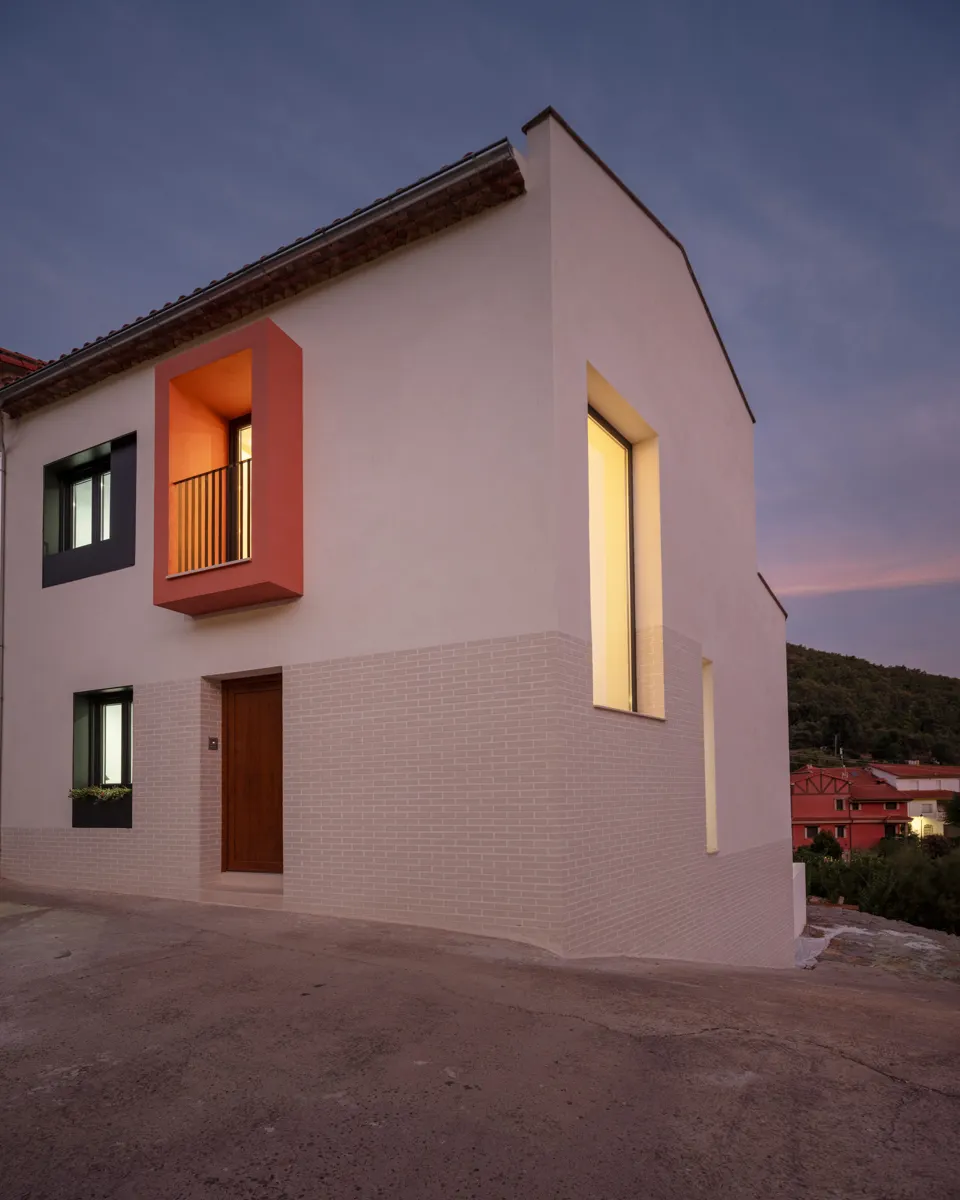 Fachada y lateral principal de la vivienda en La vera, proyecto de Nuba Arquitectura
