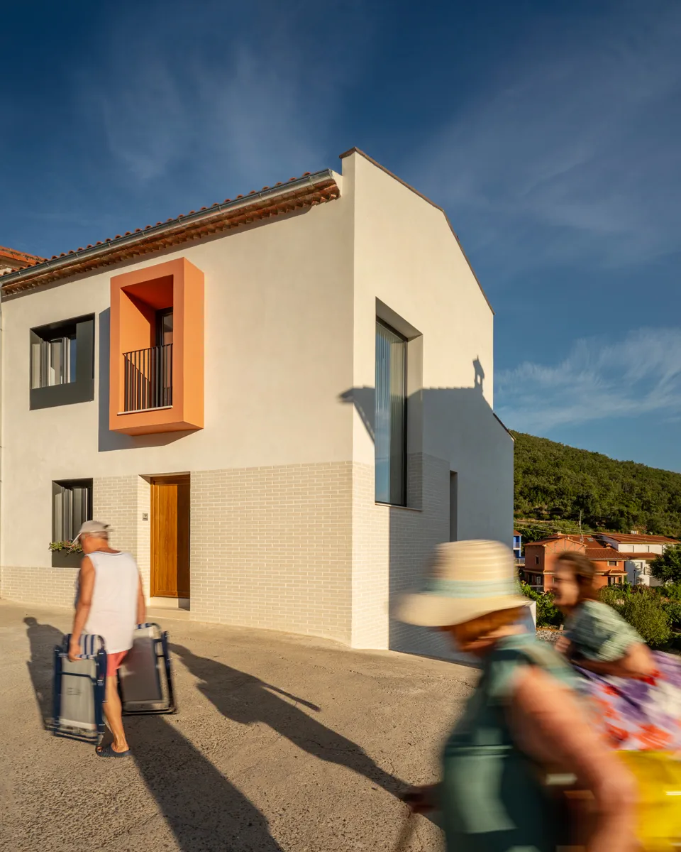 Fachada principal de la vivienda en La vera, proyecto de Nuba Arquitectura