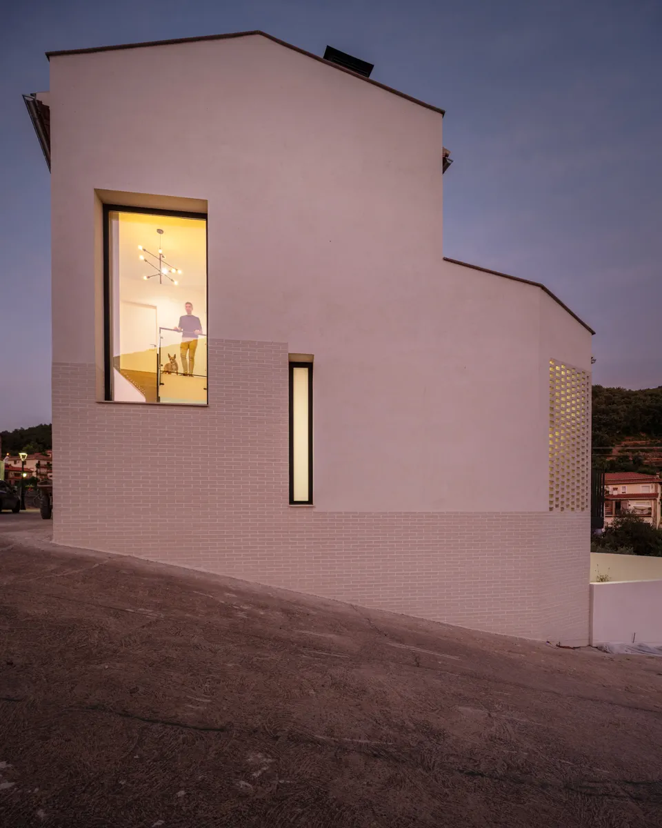 Fachada lateral de la vivienda de noche en La vera, proyecto de Nuba Arquitectura