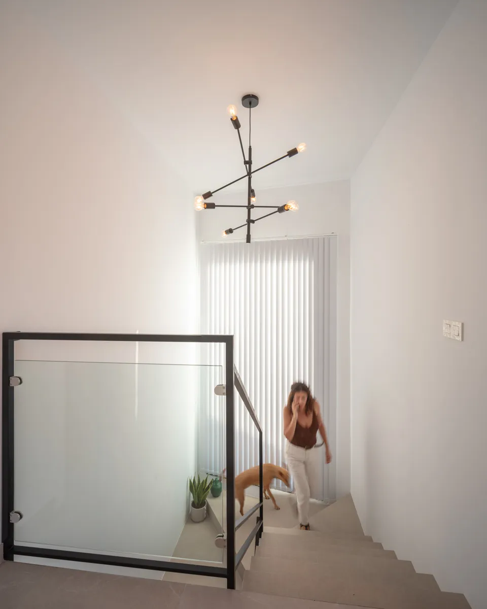Escaleras interiores en vivienda en La vera, proyecto de Nuba Arquitectura