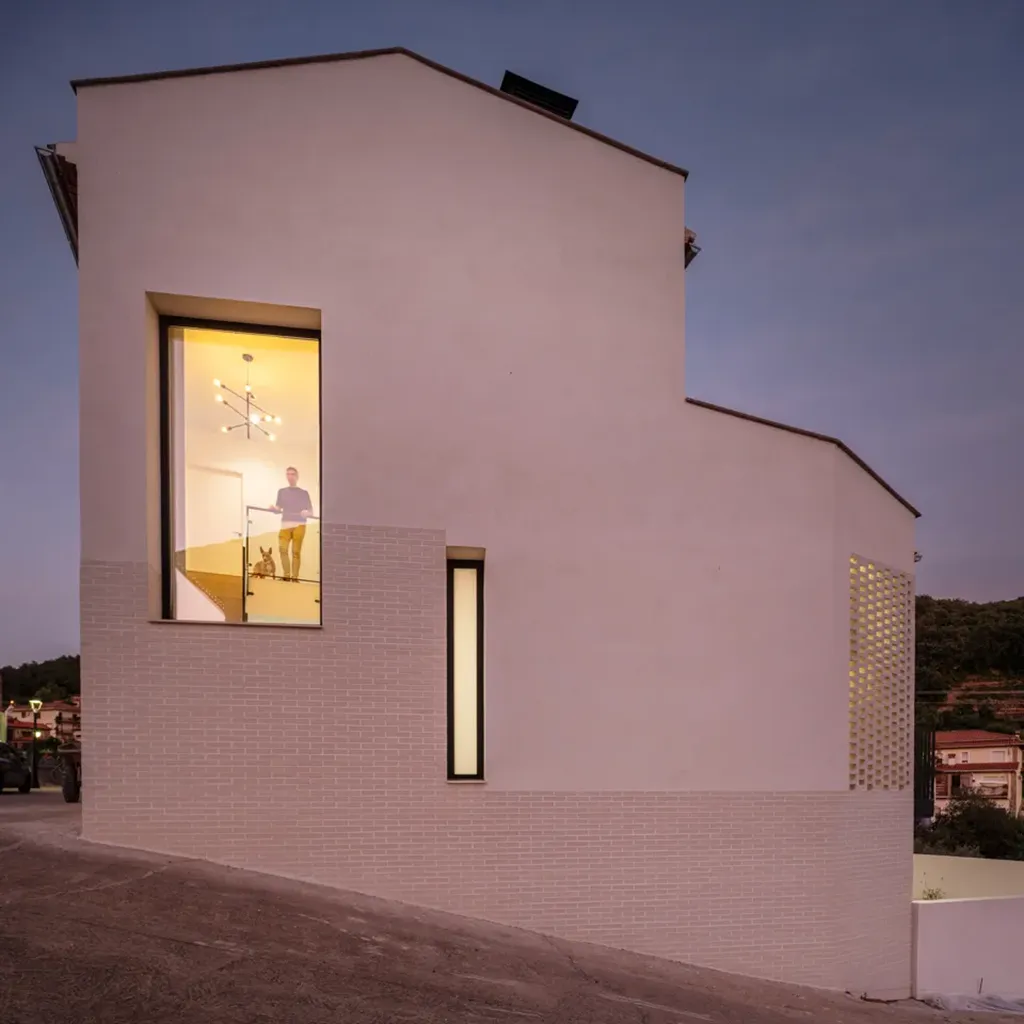 Vista lateral de la vivienda de noche en La vera, proyecto de Nuba Arquitectura